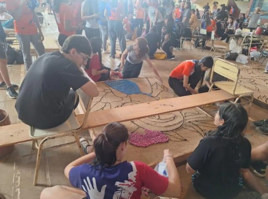 Preparación de alfombras en la edición de 2024 de la muestra escolar de Candelaria.