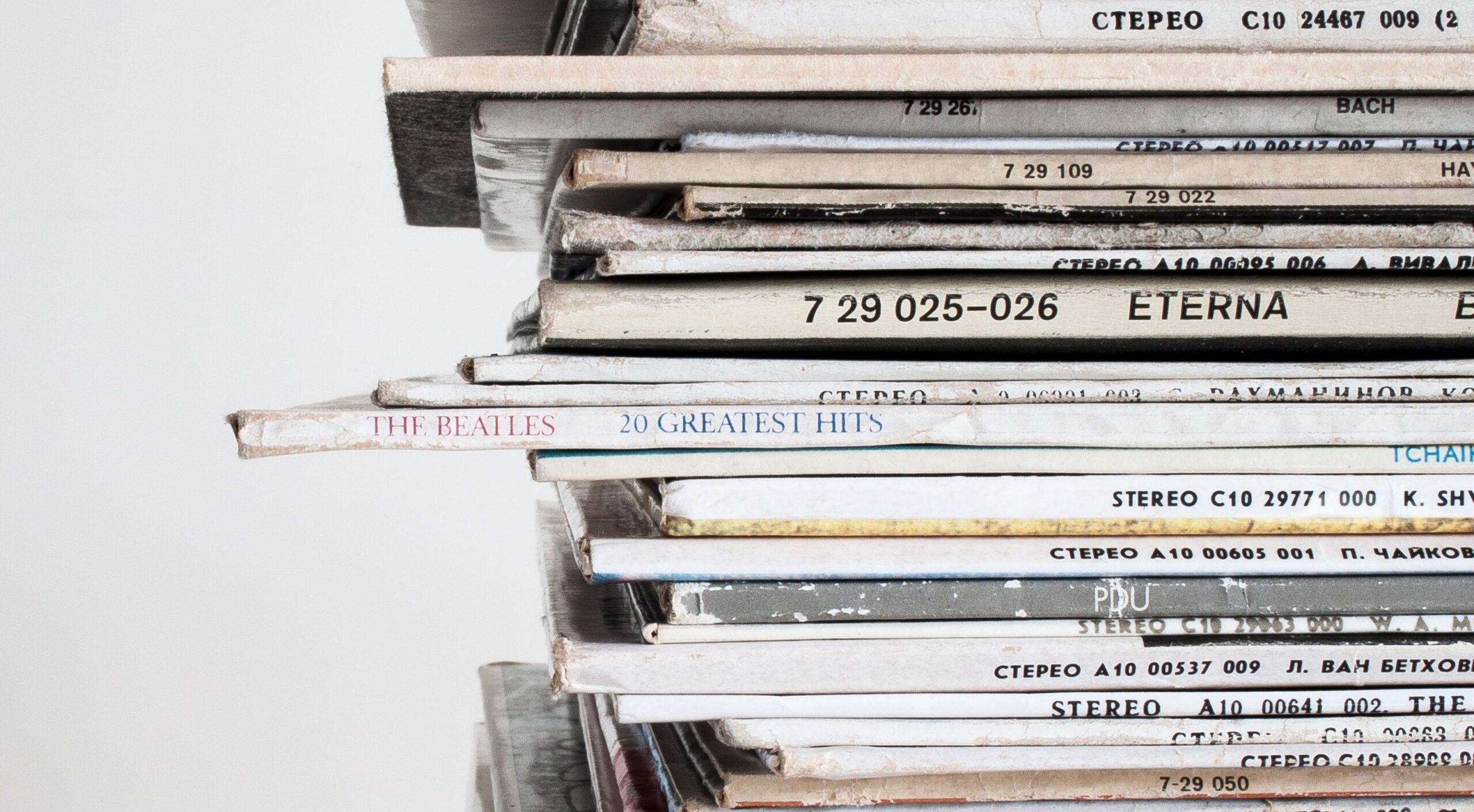 Fotografía ilustrativa de discos de vinilo apilados; no corresponde a la colección del Archivo de Música Misionera