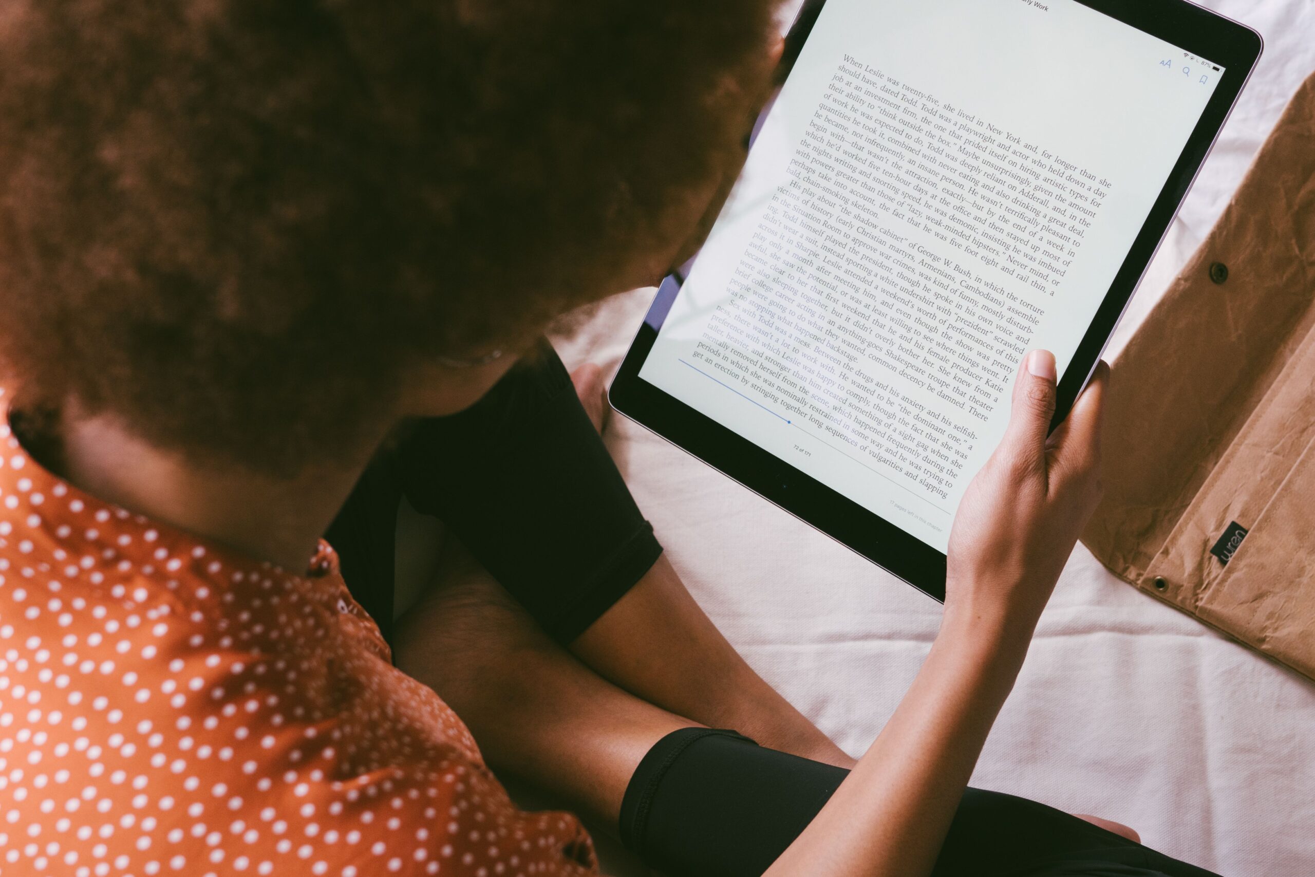 Persona leyendo en una tableta, imagen ilustrativa sobre lectura digital