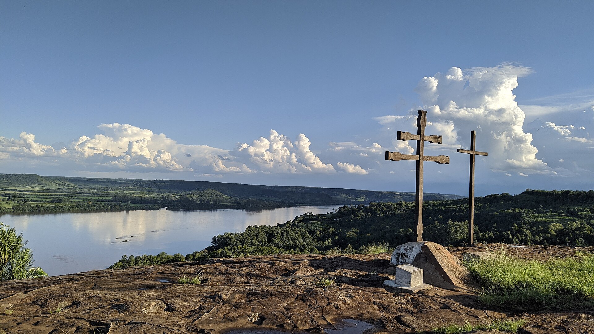 Cruces y vista del río Uruguay desde el Cerro Mbororé, Panambí, en enero de 2021