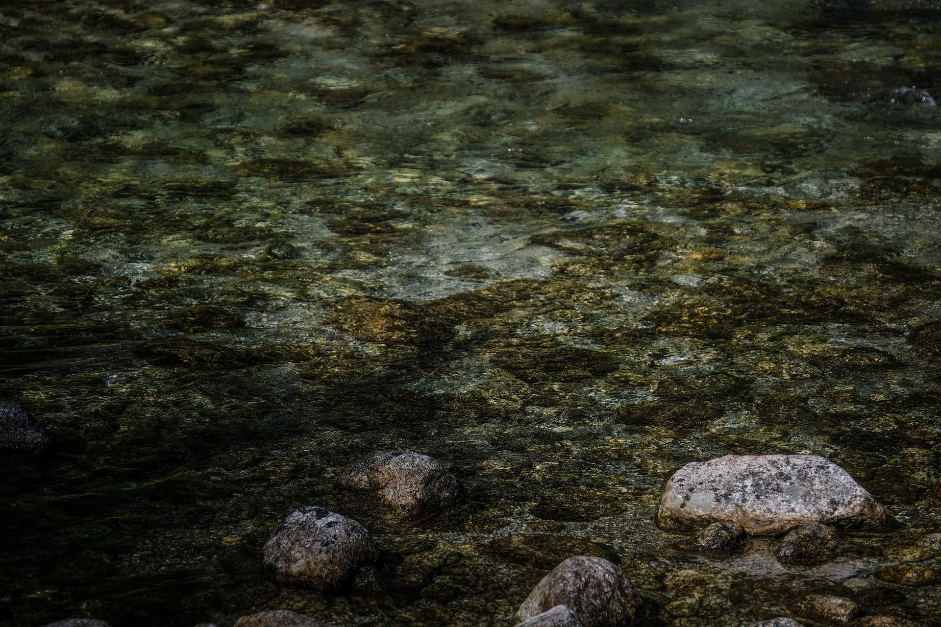 Curso de agua con fondo pedregoso, fotografía ilustrativa que no corresponde al Itaembé