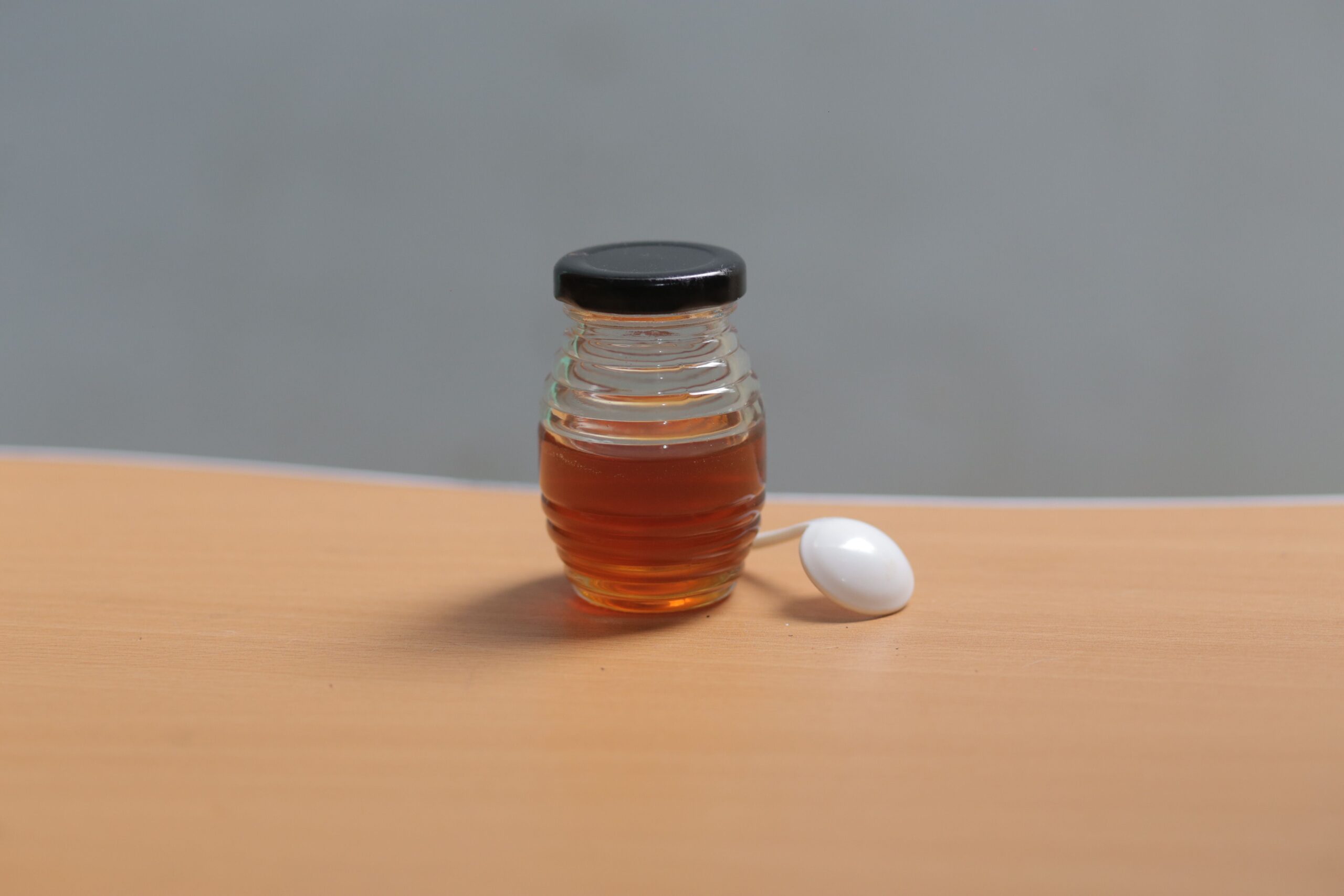 Frasco de miel. Imagen ilustrativa; no identifica una miel producida en Misiones ni un origen botánico específico.