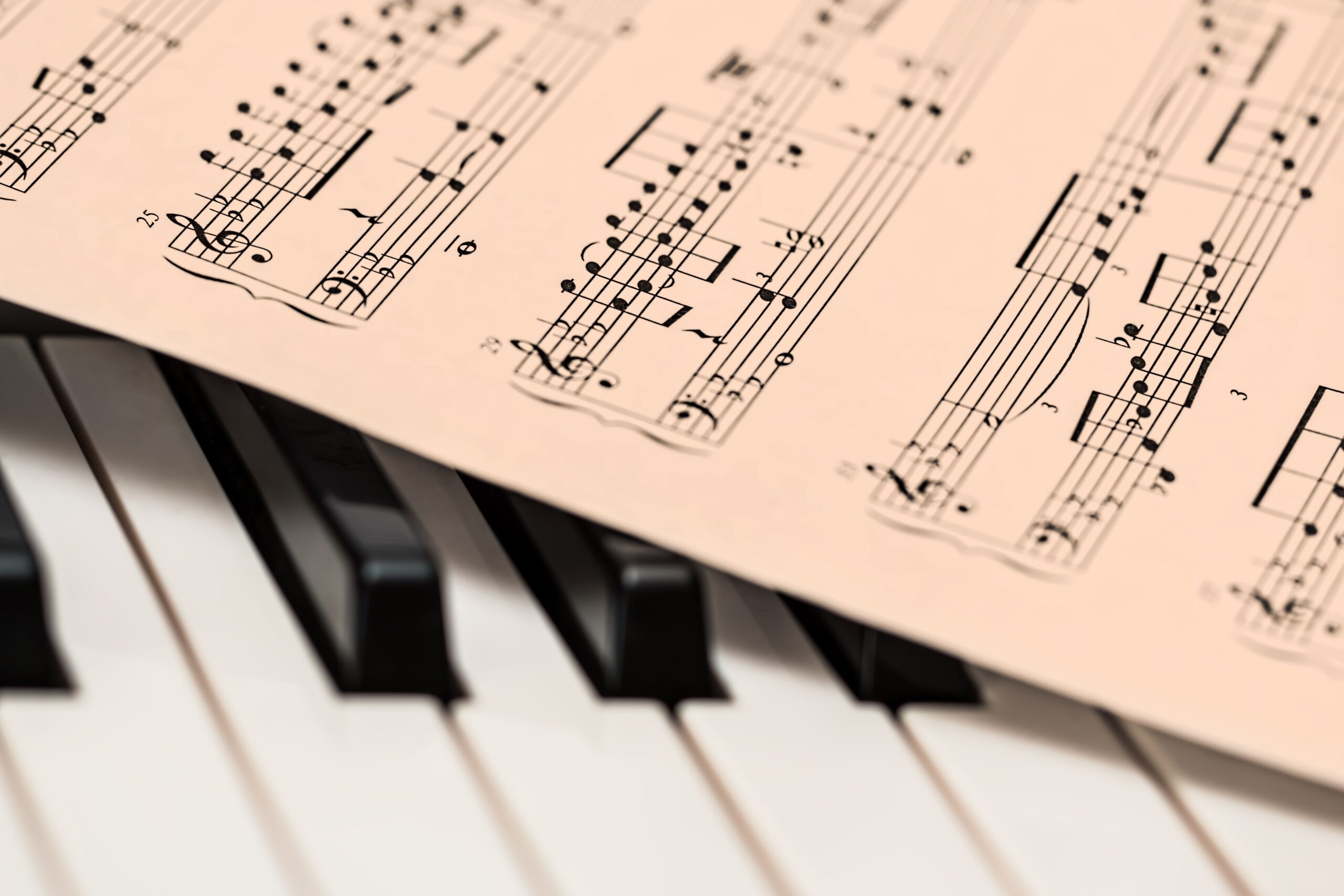 Teclado y partitura. Imagen ilustrativa de la interpretación musical; no corresponde a la partitura de Misionerita ni a un instrumento de Lucas Braulio Areco.