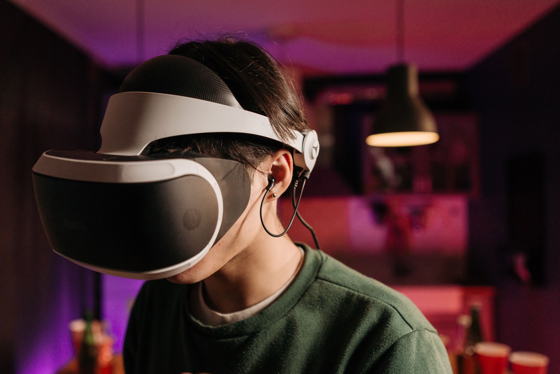 Persona utilizando un visor de realidad virtual, fotografía ilustrativa