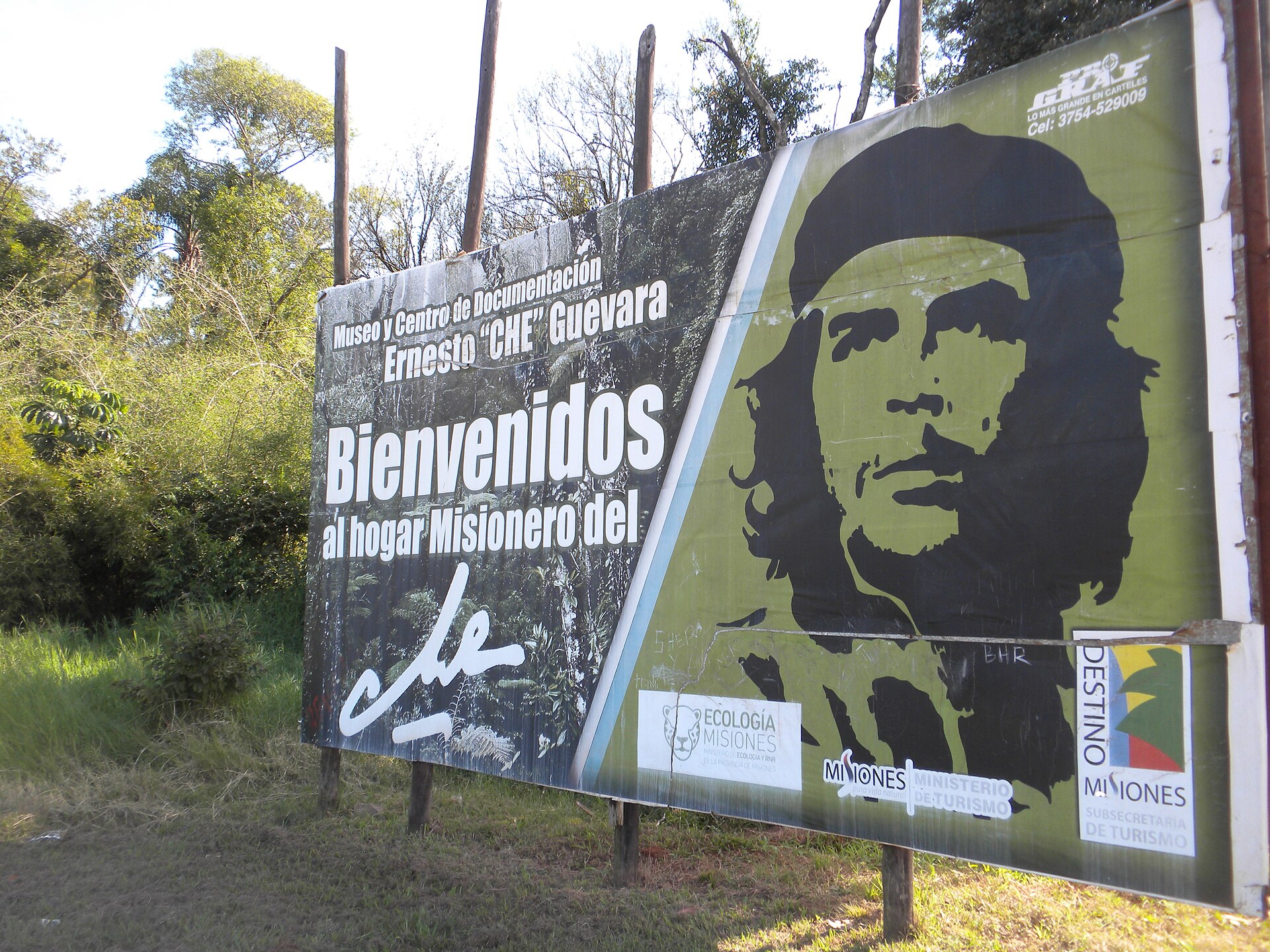 Cartel del museo y centro de documentación Ernesto Che Guevara junto al monte en Caraguatay, fotografiado en 2015
